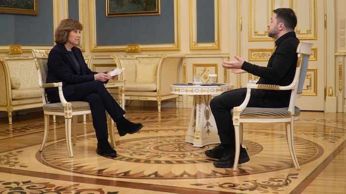 La journaliste discute avec le président.