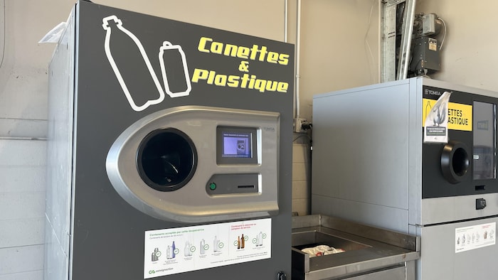 Machine de récupération de contenants consignés.