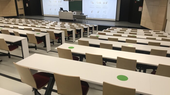 Les salles de classe sont munies de points verts pour signifier aux étudiants où ils peuvent s'installer.