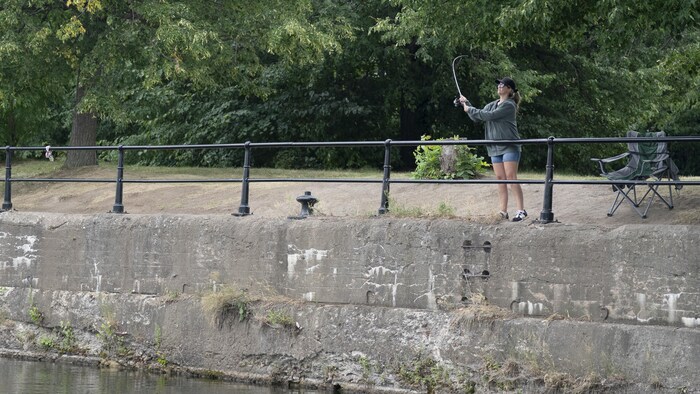 Julie Poirier met sa ligne à l'eau.