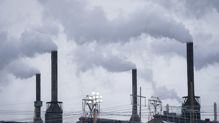 Des cheminées industrielles.