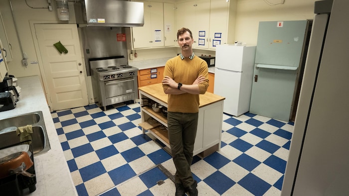 Matthew Biddle appuyé sur un îlot dans une cuisine.