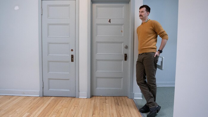 Matthew Biddle appuyé dans un cadre de porte.