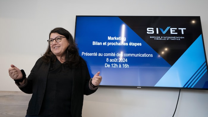 Lorena Garrido parle devant un écran bleu. 