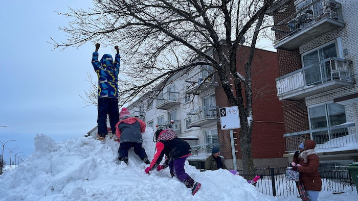Les enfants s'amusent dans la neige. 