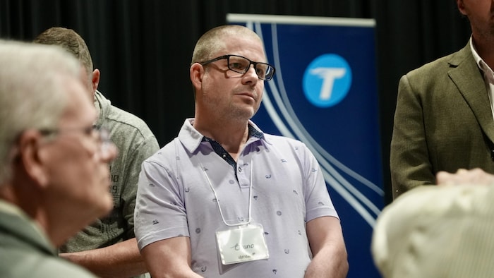 Bruno Verreault écoute attentivement des participants à des ateliers de consutlation citoyenne. 