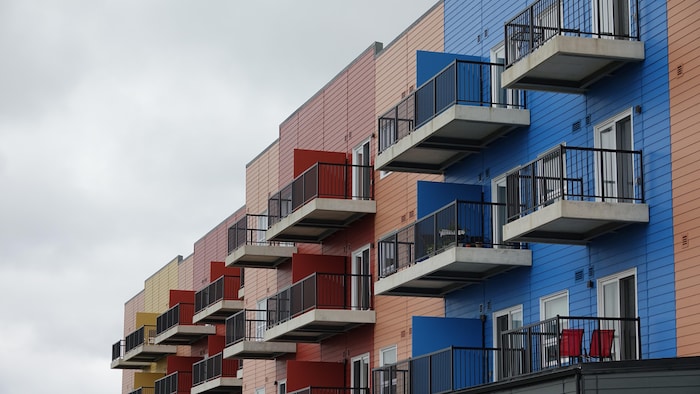 Façade extérieure du bâtiment avec les balcons.
