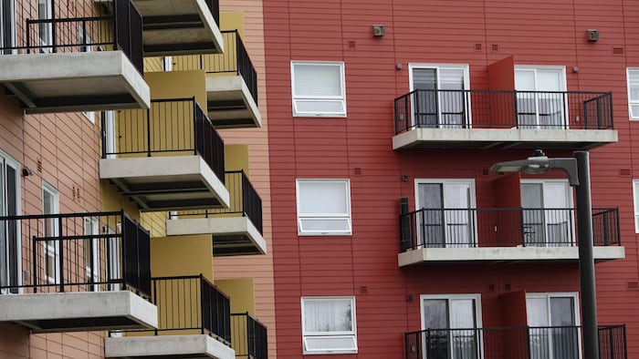 Façade extérieure avec des balcons.