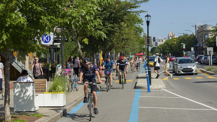 Cyclistes sur le rev St-Denis.