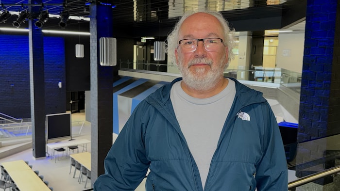 Portrait du professeur Richard St-Louis dans l'Atrium de l'UQAR.