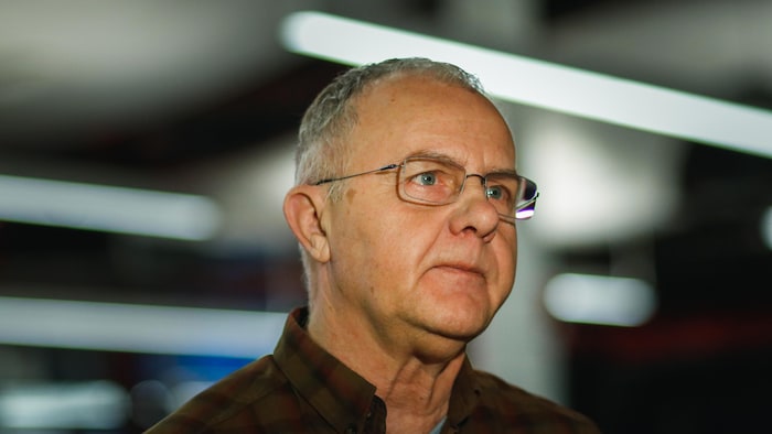 Roger Ouellette dans les studios de Radio-Canada.