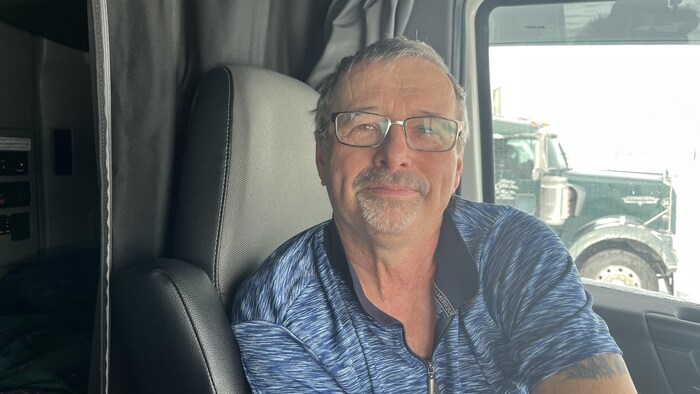 Serge Deschênes dans son véhicule.