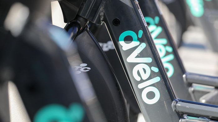 Le logo ÀVélo imprimé sur le cadre d'un vélo.