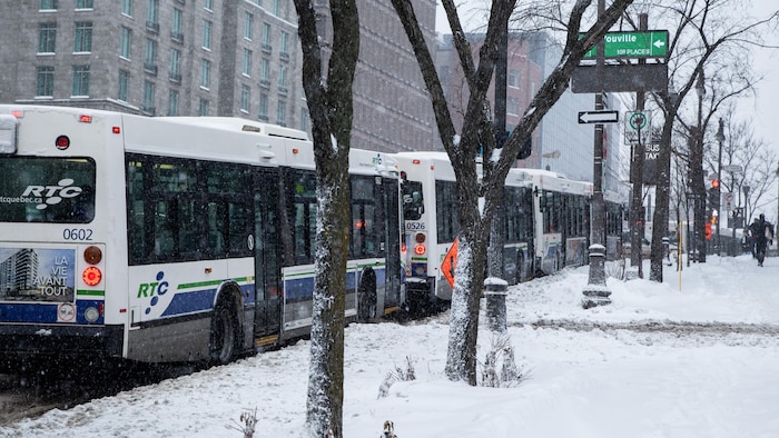 Traffic was difficult on Avenue Honoré-Mercier. 