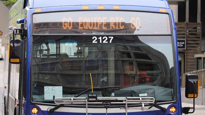 Le devant d'un autobus du RTC qui affiche « GO ÉQUIPE RTC GO » plutôt que le numéro du parcours.