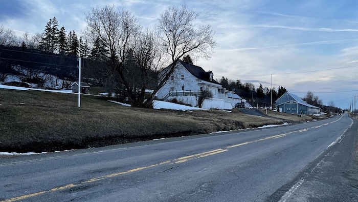 Une route avec des maisons.
