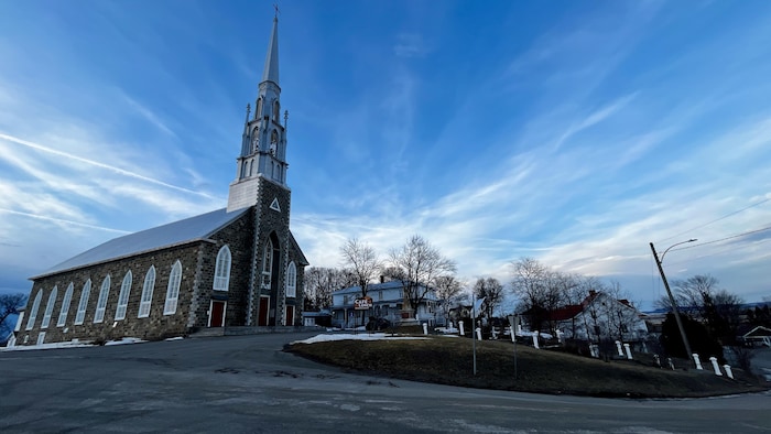 L'église du village avec son clocher dressé dans le ciel.