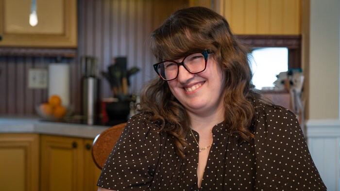 Chloé Lefrançois, jeune mère de famille de 35 ans, dans sa cuisine.