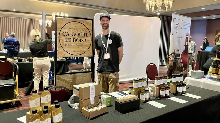 Éric Villeneuve et ses produits.