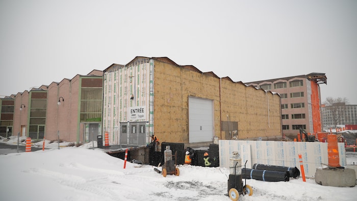 Un bâtiment en construction.