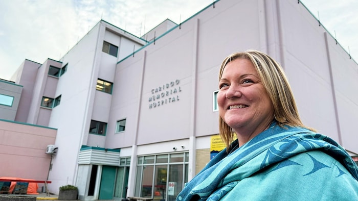 Kelly Dillon et un bâtiment derrière elle.