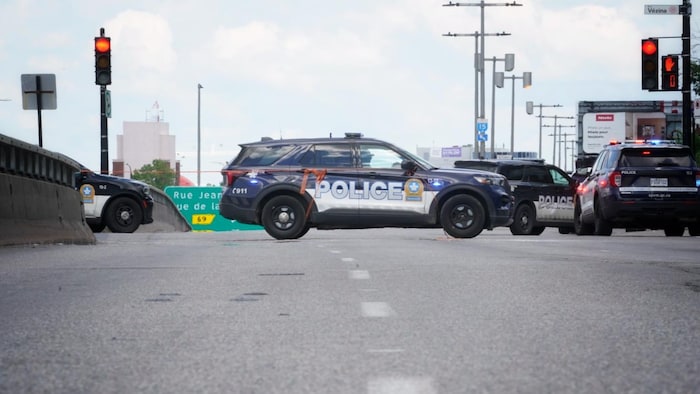 Des voitures de police sur une route.