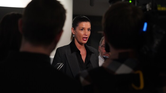 Geneviève Guilbaut en mêlée de presse.