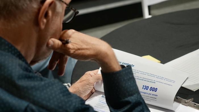 Un homme regarde un document.