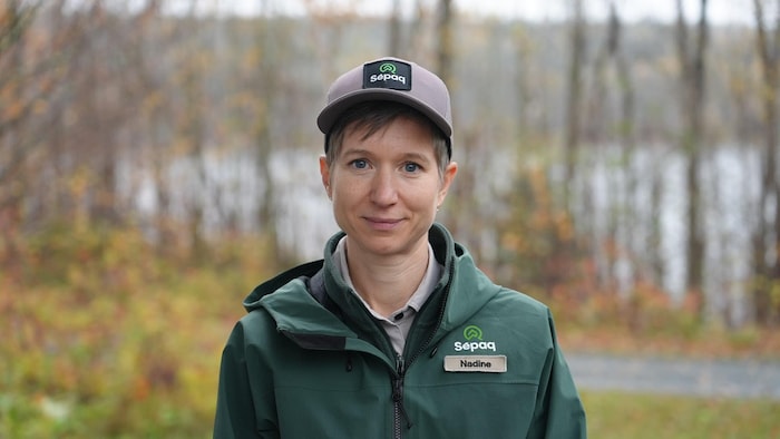 Nadine Ringgenberg pose avec une casquette et un imperméable de la Sépaq.