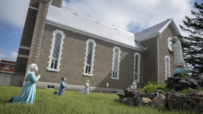  Une scène de dévotion devant une église du Pontiac.