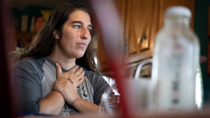 Émilise, pensive dans sa cuisine.