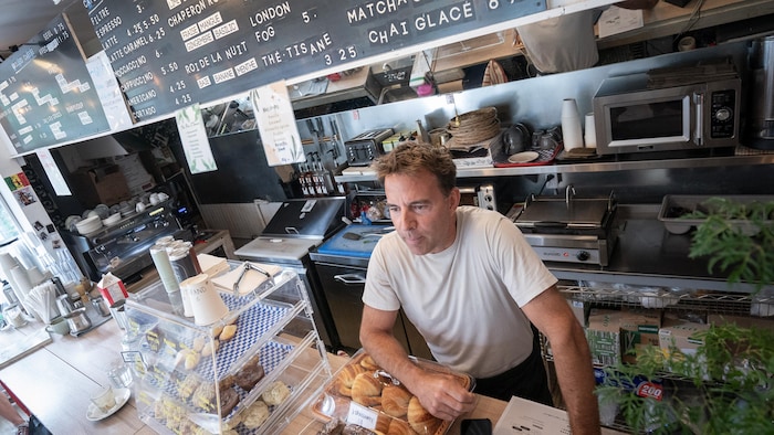 Au comptoir du Loup Bleu.