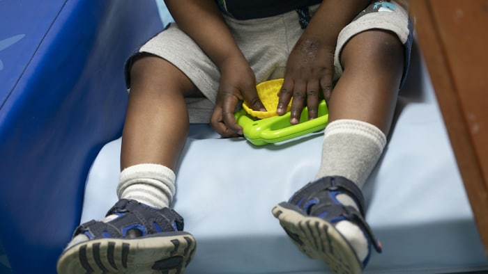 Des jambes d'un enfant. 