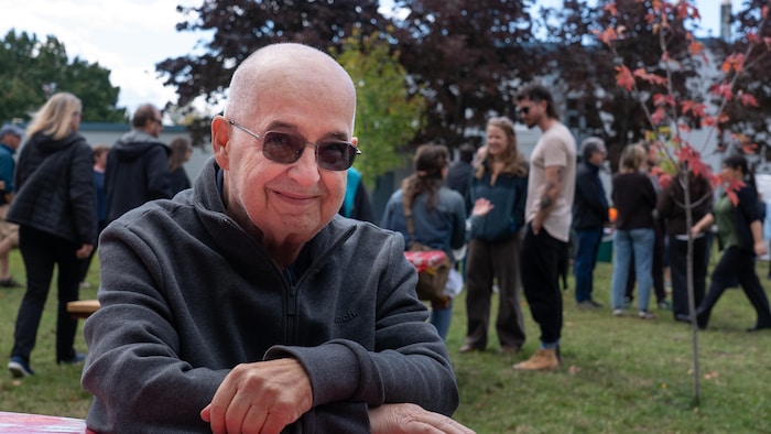 Serge Janelle regarde la caméra.