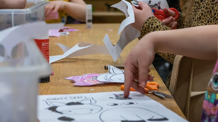 Des enfants font du coloriage et du bricolage dans une garderie de Regina, en Saskatchewan, le 6 mars 2023.