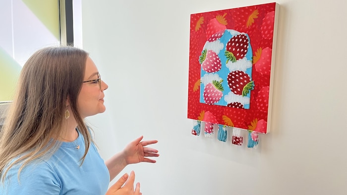 Sierra Barber devant son tableau.