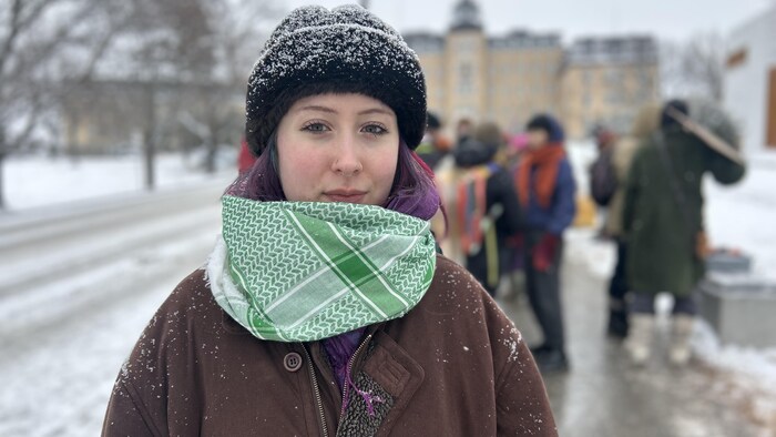 Une photo de Simone Bélanger lors d'un piquet de grève devant l'UQAR. 
