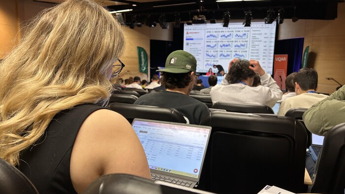 Une femme devant un ordinateur portable.