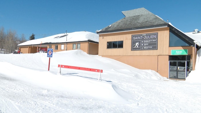 Un chalet dans la neige.