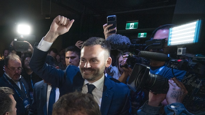 PSPP lève le poing en l'air en signe de victoire.