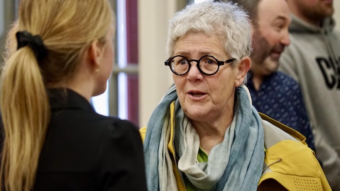 Solange Morneau parle à quelqu'un.