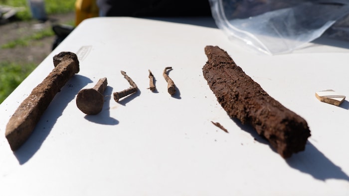 Clous carrés et autres artéfacts sur une table.