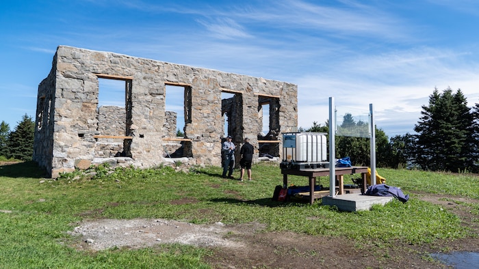 Archéologues sur le site d'une structure en pierre.