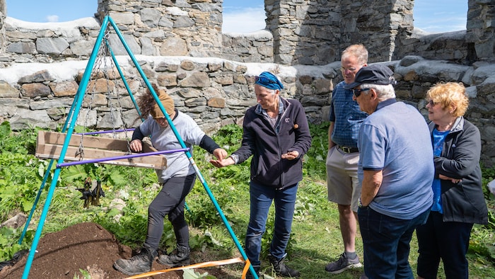 Des visiteurs avec des archéologues sur un site archéologique.