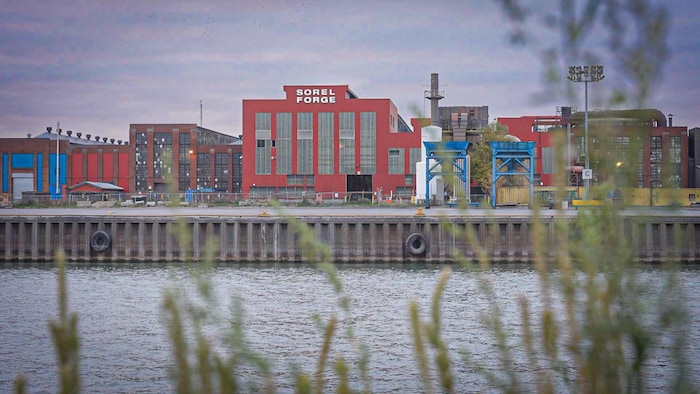 Les bâtiments des Forges de Sorel au bord de l'eau.