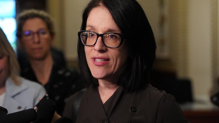 Sonia LeBel en mêlée de presse.