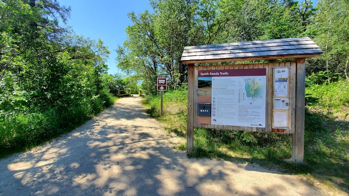 Le panneau d'entrée du sentier.
