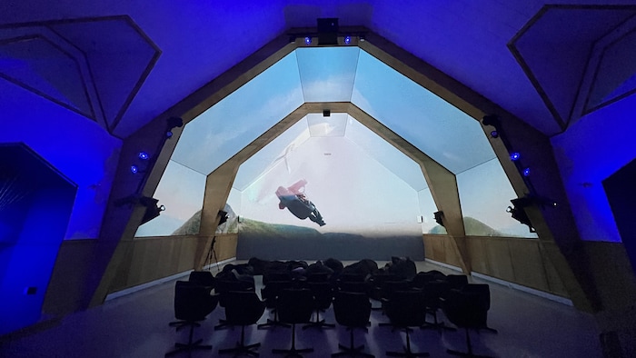 Vidéo de quelqu'un en parapente sur les murs de l'église.