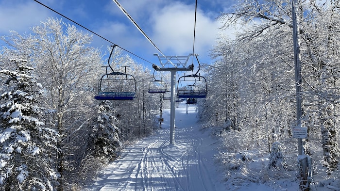 Remontées mécaniques de la station de ski. 