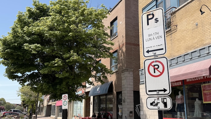 Une affiche indiquant les règles de stationnement.